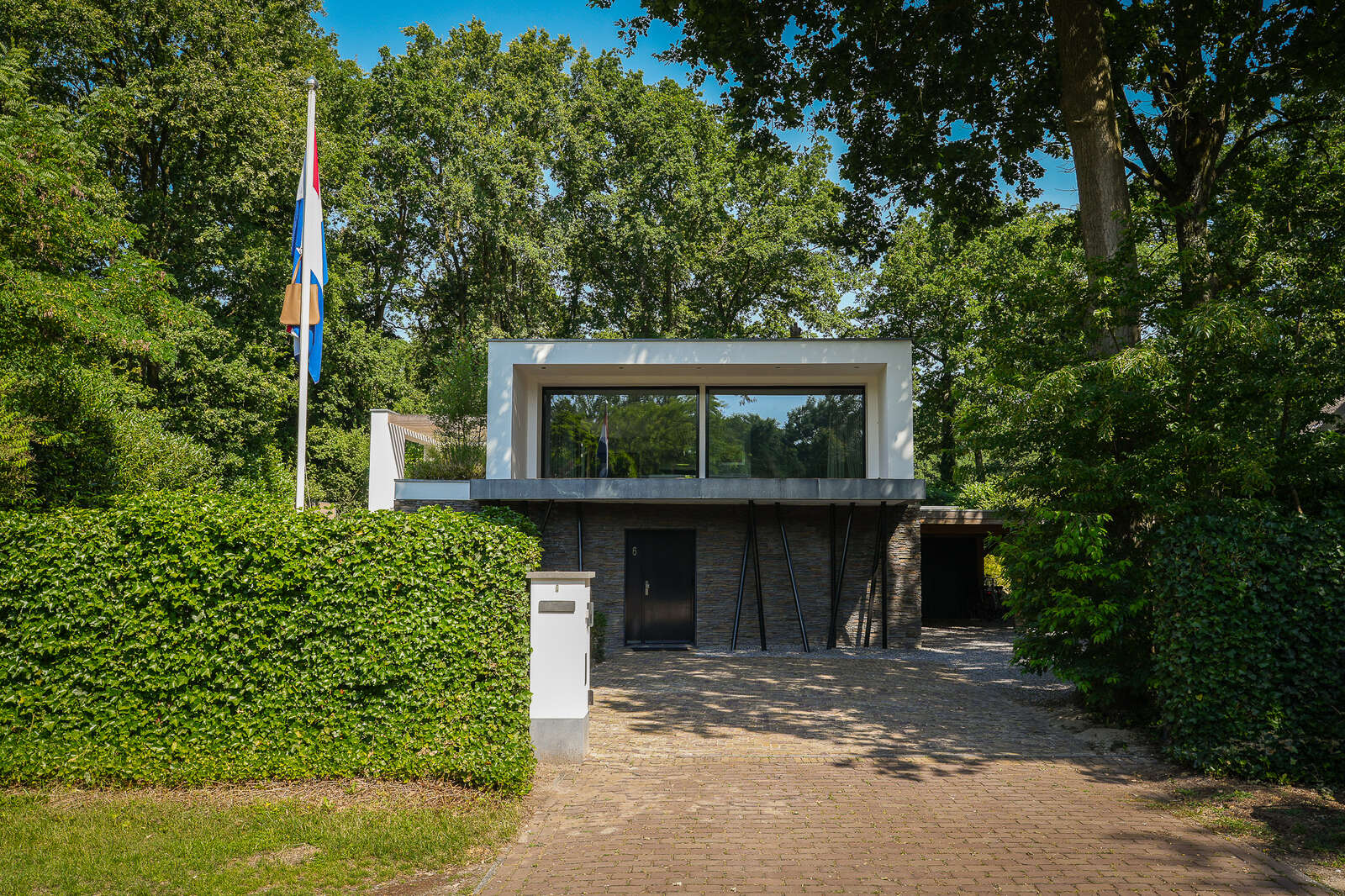 Eikenheuveldreef 6, villa Vught
